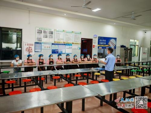 考前严密守护 东临新区市场监管局深入考点学校开展食品安全专项检查